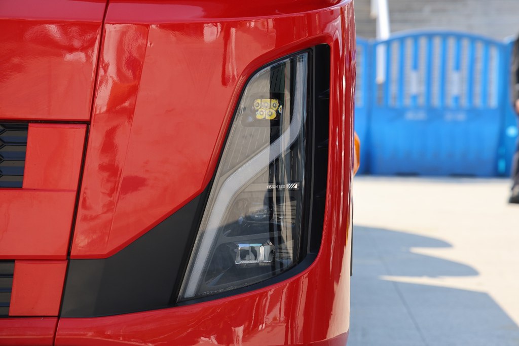 80 % en 18 minutes ! Dongfeng Tianlong KH lance un camion lourd à recharge ultrarapide avec cabine entièrement repensée