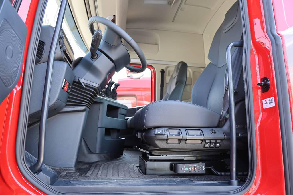 80 % en 18 minutes ! Dongfeng Tianlong KH lance un camion lourd à recharge ultrarapide avec cabine entièrement repensée