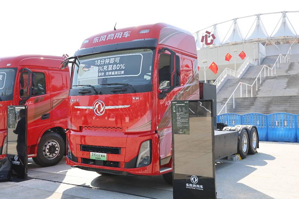 80 % en 18 minutes ! Dongfeng Tianlong KH lance un camion lourd à recharge ultrarapide avec cabine entièrement repensée
