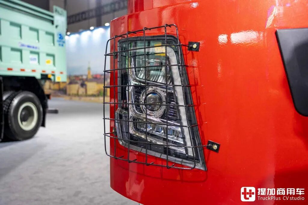 Le tracteur de très grand tonnage le plus puissant de Chine ? 8×8 + boîte automatique + 660 ch : photos détaillées du Shaanxi Delong X5000