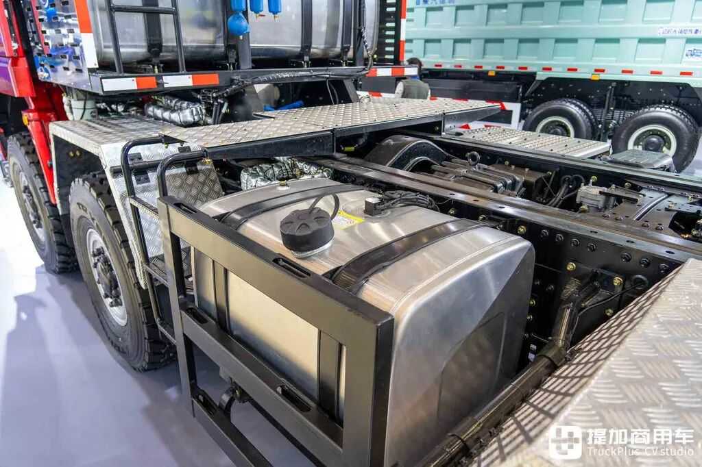 Le tracteur de très grand tonnage le plus puissant de Chine ? 8×8 + boîte automatique + 660 ch : photos détaillées du Shaanxi Delong X5000